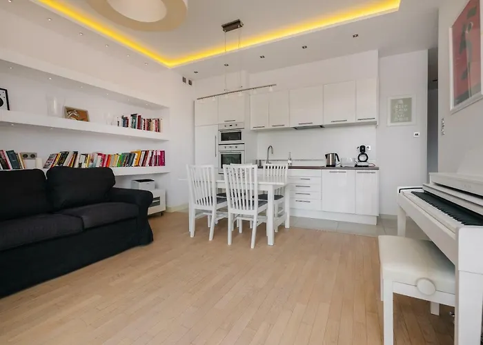 Modern Apartment Across The Ponds